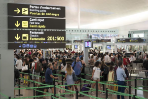 Alerta en el aeropuerto de Barcelona por una fuga radioactiva en un avión
