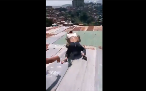 EN VIDEO: mujeres se “guindaron” a pelear en el techo de una casa en Catia y todo terminó muy MAL