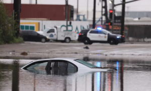 Emiten alerta de evacuación en California por tormenta y peligrosas inundaciones