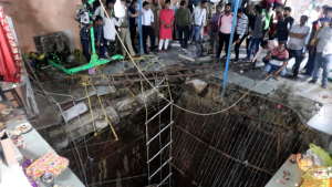 Tragedia en India: remolque que trasladaba peregrinos cayó en un pozo dejando al menos 15 muertos, siete niños entre ellos