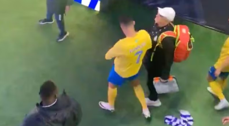 El repudiable gesto de Cristiano Ronaldo con un hincha tras perder contra Al Hilal (VIDEO)
