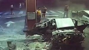 VIDEO: carro explotó en una gasolinera y 20 kilos de cocaína terminaron en el suelo
