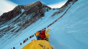 La nueva norma que dicta cómo los montañistas deben disponer de sus excrementos en el Everest