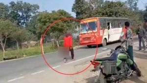 ¡Atroz!, detenido hombre que caminaba en India con una cabeza en la mano y un machete en la otra