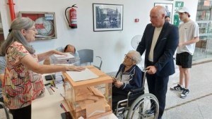 Una anciana de 111 años, la votante de más edad en las elecciones regionales de Galicia