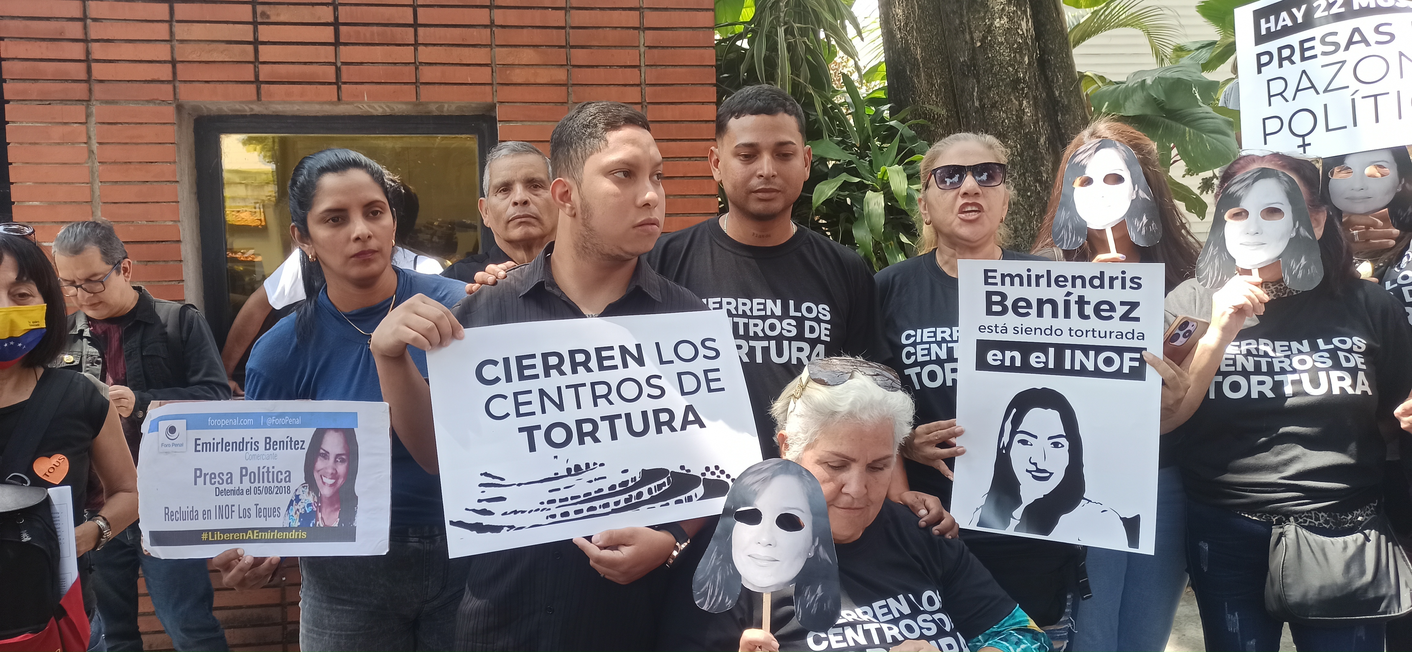 Activistas entregan documento con varias peticiones a la Embajada de España en Caracas este #20Feb (Video)