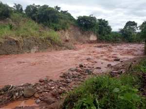 Vecinos de popular barrio de San Cristóbal exigen canalización del río Torbes antes que lleguen las lluvias
