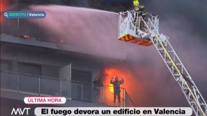 IMÁGENES: momento en que bomberos rescatan a padre e hija en voraz incendio de Valencia