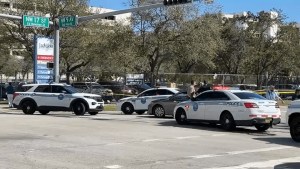 Policía baleó a hombre armado con un cuchillo en las adyacencias de un hospital en Miami-Dade