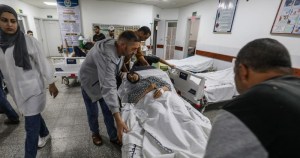 La vida de los heridos que quedan en el Hospital Al Amal de Gaza, en peligro por falta de oxígeno