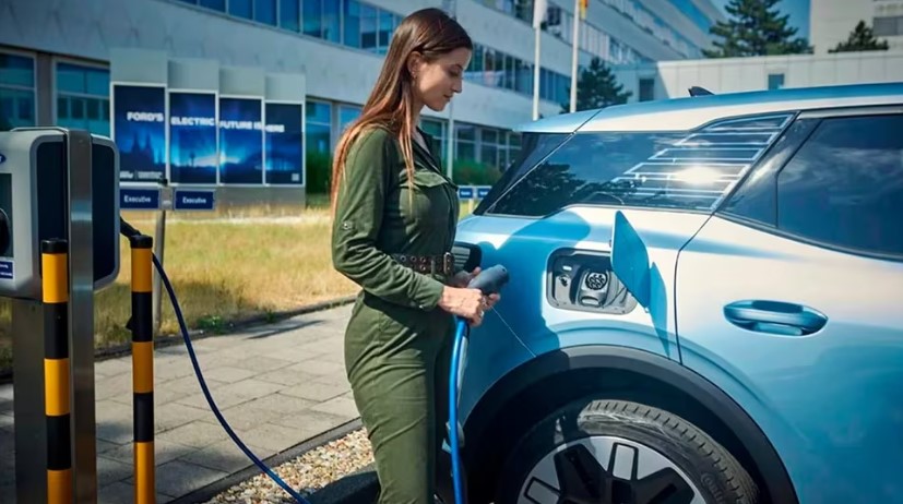 Una joven de 25 años recorre el mundo a bordo de un auto eléctrico para poner a prueba su tecnología y pasó por la Argentina