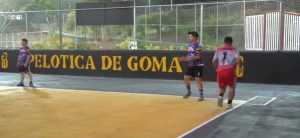 La “pelotica de goma”, el deporte popular que busca recuperar aficionados (Video)