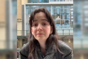 El VIDEO de la egresada universitaria que salió a repartir su currículum en Nueva York y rompió en llanto