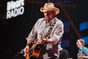 De qué murió el cantante Toby Keith, el ícono de la música country en EEUU