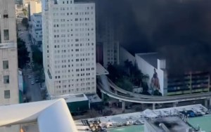 Un incendio de gran magnitud causó alarma entre los residentes de Downtown Miami (VIDEO)