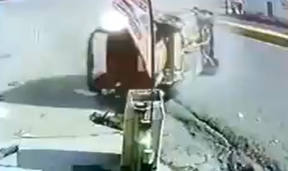 Aparatoso accidente en Guárico: cámara de seguridad captó el momento exacto del vuelco de un carro (VIDEO)