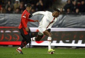 Milan sufrió ante Rennes para meterse en octavos de la Europa League