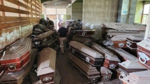 Hallaron 500 ataúdes abandonados y 200 bolsas con restos humanos en un cementerio
