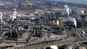 EN VIDEOS: Apagón en una refinería de Indiana provocó un fuerte incendio que forzó evacuaciones