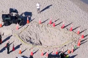 La desgarradora llamada al 911 revela pánico en playa de Florida luego que niña fuera tragada por la arena