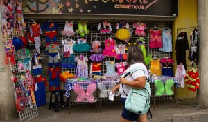 Madres venezolanas se las ingenian con creatividad y reciclaje para disfrazar a sus hijos en Carnaval