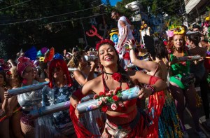 Coloridos maquillajes, disfraces originales y música todo el día: el carnaval ya inició en las calles de Río de Janeiro y promete poner “el Cielo en la Tierra”