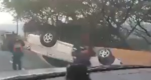 Terrible accidente en la carretera Panamericana: carro volcado genera retraso #2Feb (VIDEO)