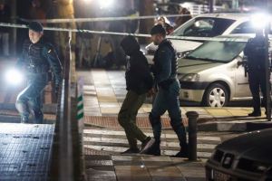 Paquistaní acusado de triple homicidio en España mató a golpes a su compañero de celda