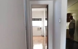VIDEO: Filmaba un apartamento para vender y captó a dos “fantasmas” en la cocina