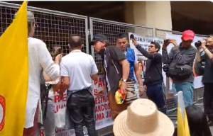 Conflicto en Colombia: manifestantes atacaron a magistrado cuando salía del Palacio de Justicia