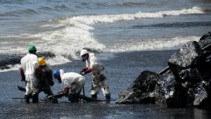 Guyana envía expertos a Trinidad y Tobago para ayudar en derrame petrolero