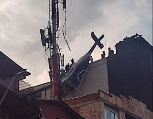 Helicóptero se desplomó y quedó colgando de un edificio en Medellín (VIDEOS)