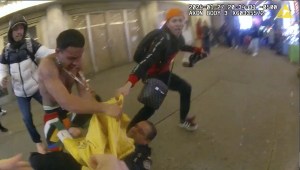 “Chamo, quítamelo de encima”: Revelan nuevo VIDEO del ataque de venezolanos a policías en Times Square