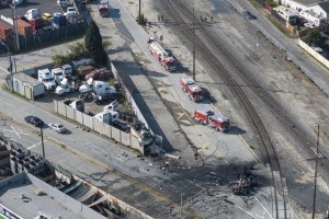 La impactante explosión de un tanque de combustible en Los Ángeles que dejó nueve bomberos heridos