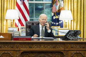 Un mago admitió que lo contrataron para imitar la voz de Biden en llamadas automáticas falsas