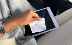 VIRAL: Viajaba en un avión y recibió una nota del piloto que intentó conquistarla (VIDEO)