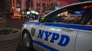 Nuevo ataque contra policías en Nueva York: le propinó varios puñetazos en la cara a un oficial en Times Square