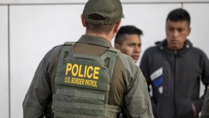 Juez de EEUU detiene polémica ley de Texas que autoriza a policías a expulsar migrantes