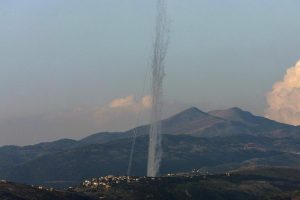 Hezbolá lanza 60 cohetes contra un cuartel israelí en respuesta al bombardeo de la Bekaa