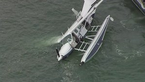 Rescatan a siete personas luego que un hidroavión se estrellara en una bahía de Miami