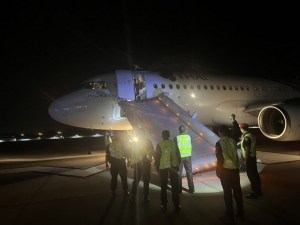 Detienen a un pasajero canadiense por abrir la puerta de un avión en Tailandia
