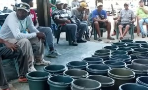 VIDEO: La idea endógena del chavismo para “atacar” la escasez de agua en Falcón… entregar tobos vacíos