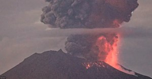 El volcán Sakurajima de Japón entra en erupción y crea una columna de humo de cinco kilómetros (Videos)