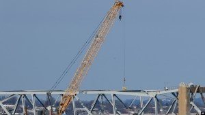 Arrancan labores para retirar piezas de acero retorcido del puente colapsado en Baltimore