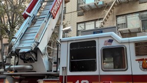 Incendio de 17 apartamentos ilegales dejó un fallecido y docenas de personas sin hogar en Nueva York