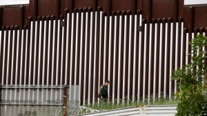 Crisis migratoria: 11 personas se lesionan en un solo día al caer de muro fronterizo entre EEUU y México