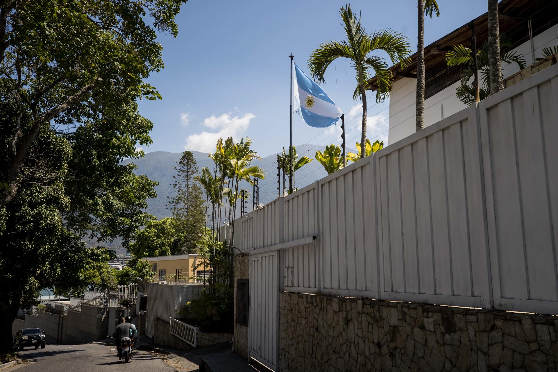 Reuters: Argentina presiona al chavismo por salvoconducto para opositores refugiados en su embajada