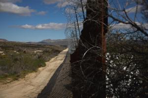 En pocos días, decenas de migrantes han caído del muro fronterizo en San Diego
