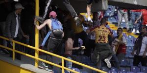Disturbios en el fútbol colombiano: hinchas del Tolima arrancan y lanzan sillas a los de Santa Fe (IMAGENES)