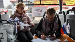 Se dispara la afluencia a los colegios electorales durante el “Mediodía contra Putin”